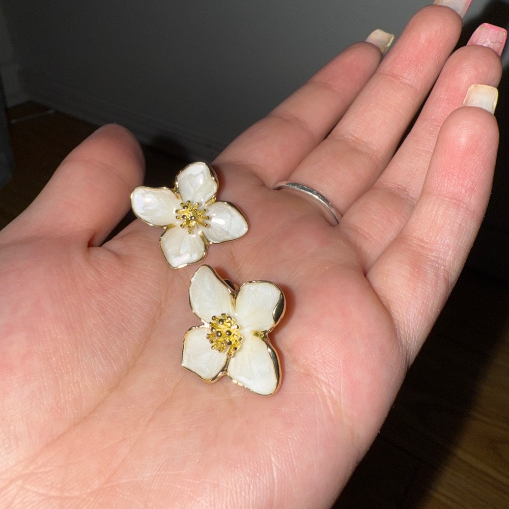 Elegant Floral Earrings in Gold and White